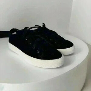 Super stylish Ann Taylor Loft Eyelet Perf Sneakers Size 7 New In Box